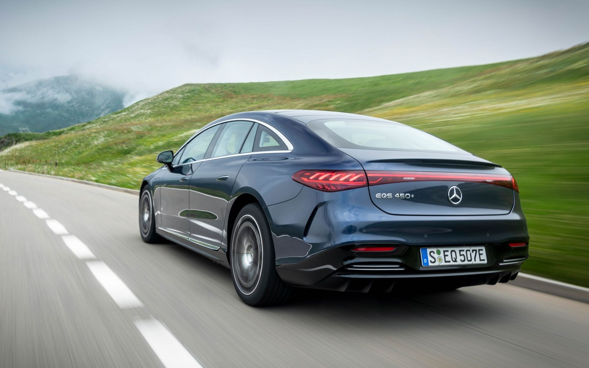 Interiér Mercedes-Benz EQS s Hyperscreen palubní deskou
